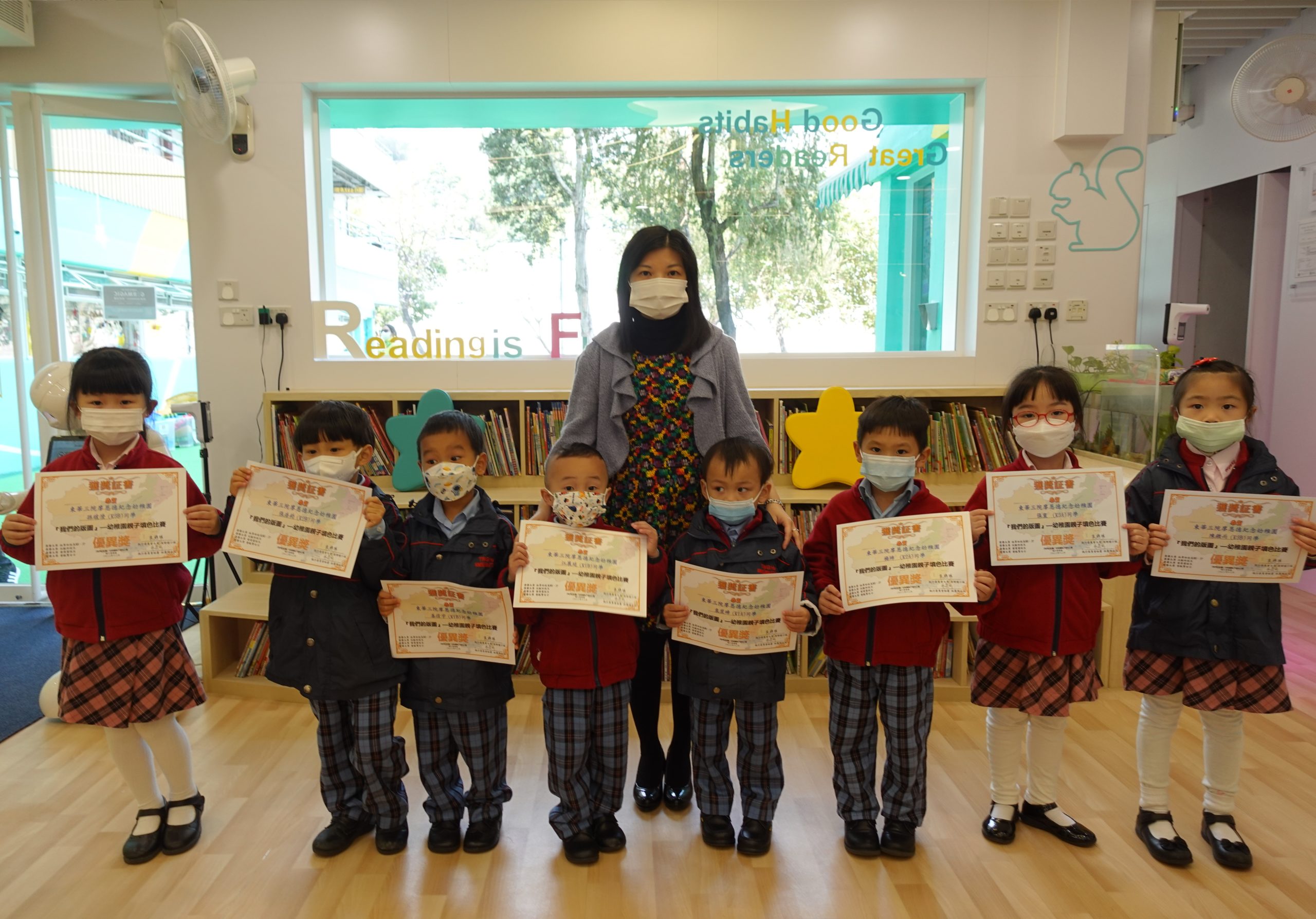 學生分別榮獲「我們的版圖─幼稚園親子填色比賽」冠軍、亞軍、季軍及優異獎