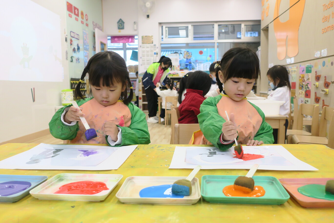 幼兒班童是藝術家《艾瑞卡爾-可愛的森林動物》